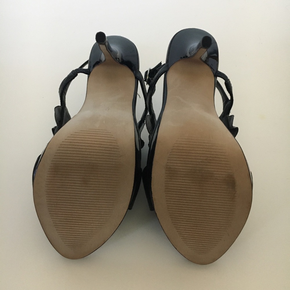BCBG Paris “Draven” ruffled heels sz 7.5 - Picture 3 of 5